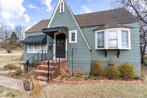 Photo of 247 W 11th Avenue, Bristow, OK 74010 (MLS # 2607054)