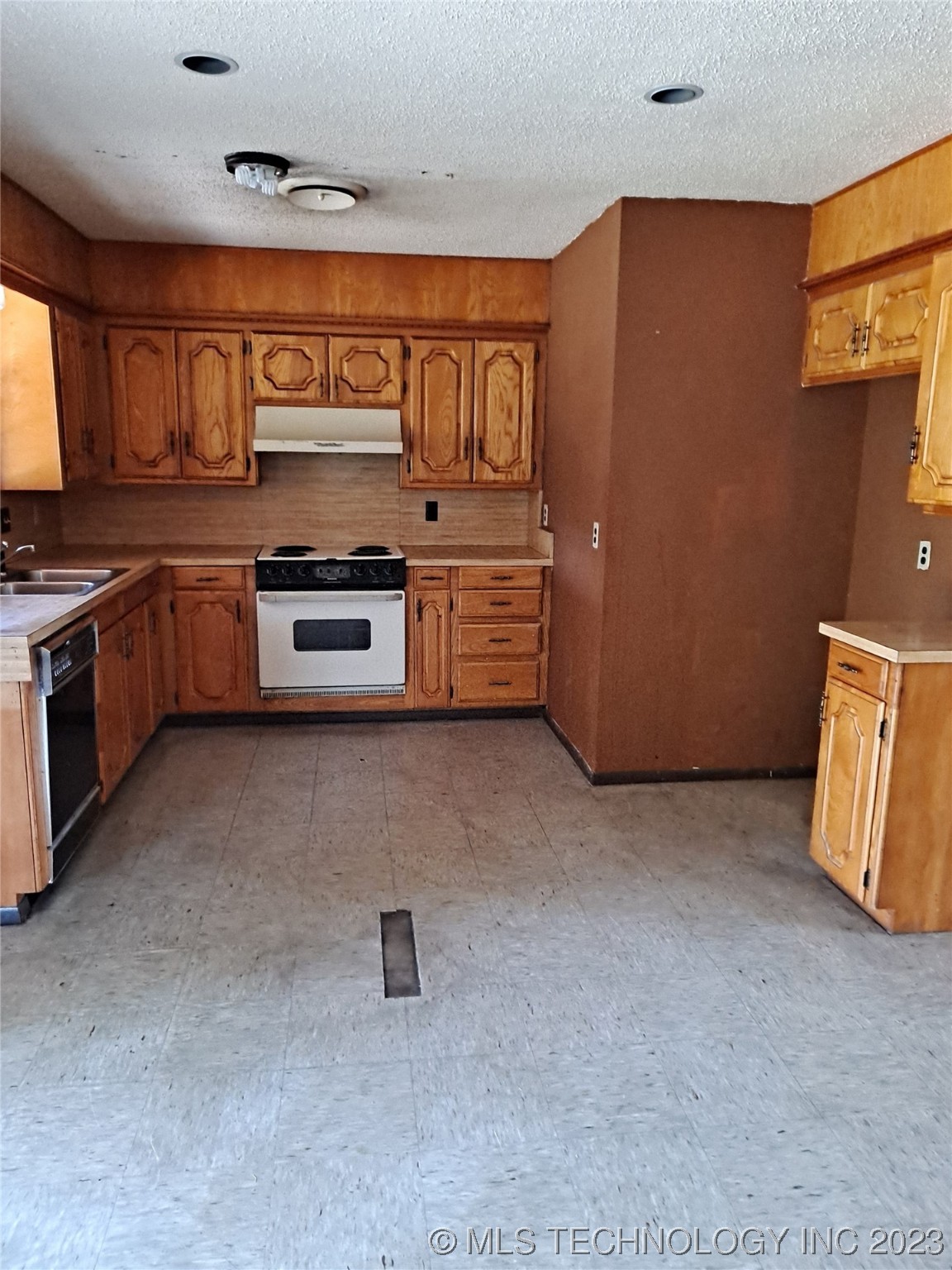 Photo 3 of 13 of 149 Lucille house