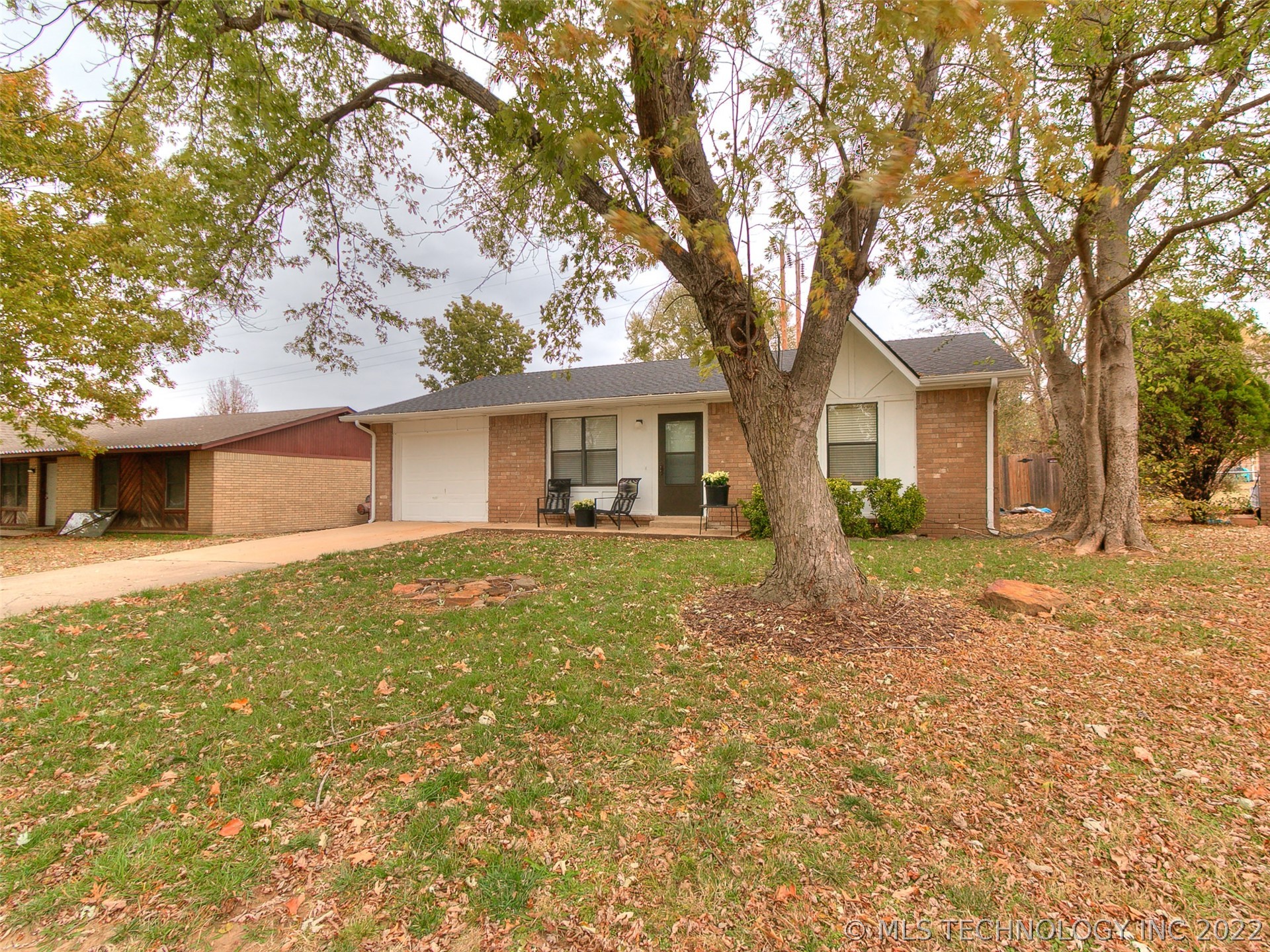 Photo 2 of 20 of 14483 S Oklahoma Boulevard house