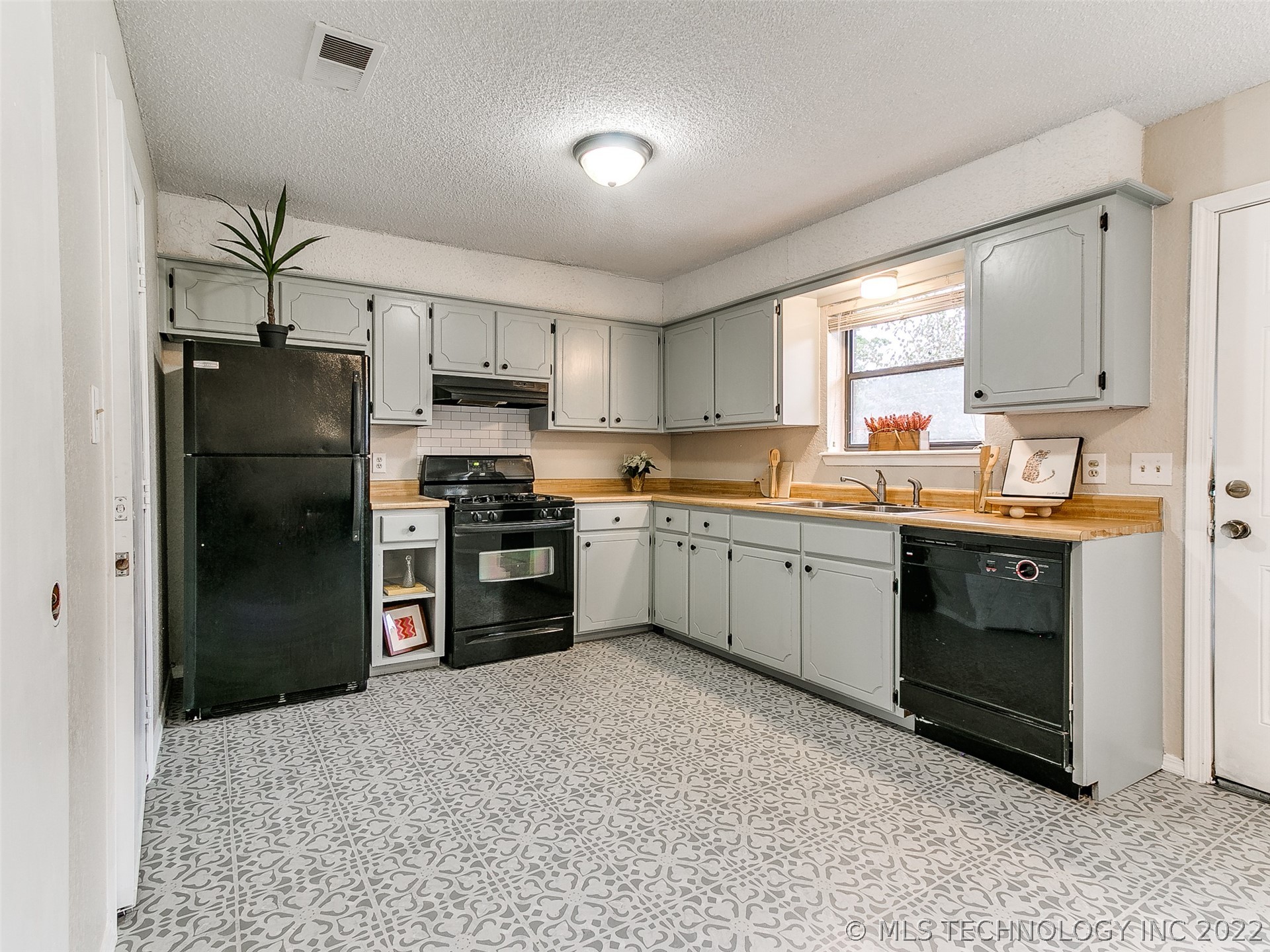 Photo 8 of 20 of 14483 S Oklahoma Boulevard house