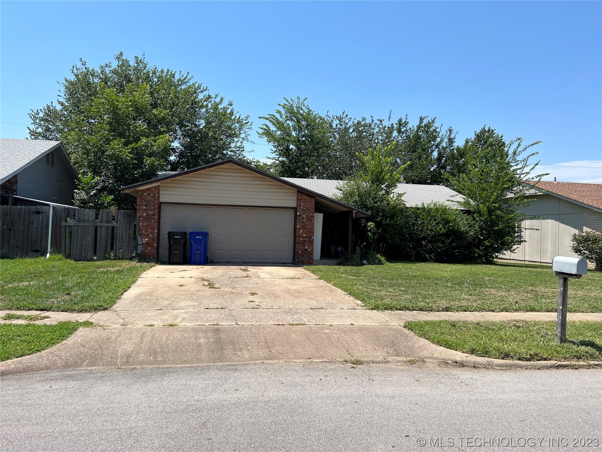 Photo 1 of 2 of 4404 S Elm Avenue house