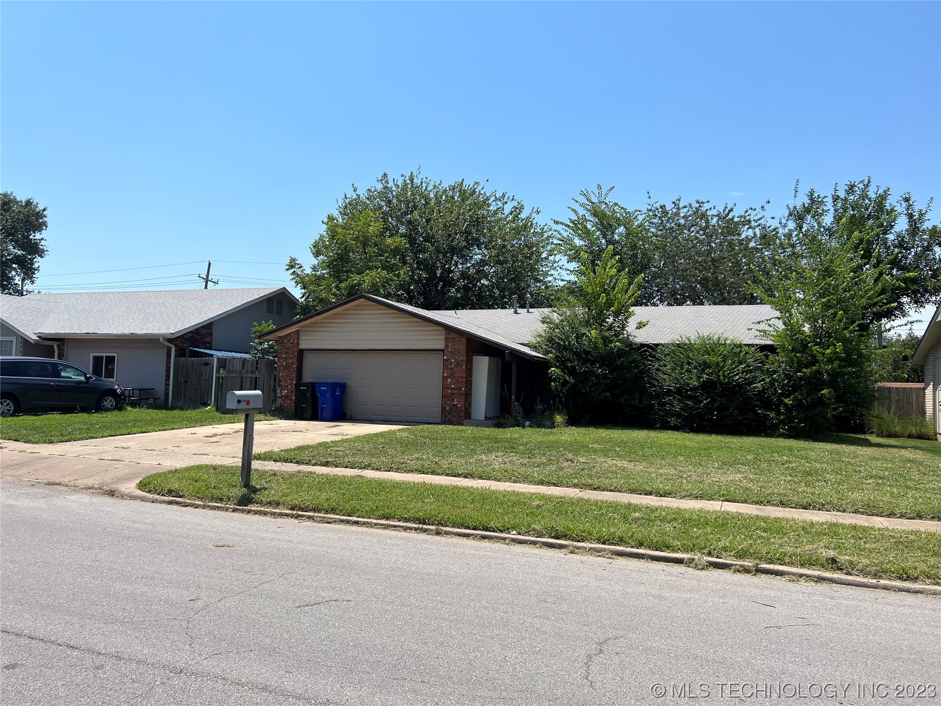 Photo 2 of 2 of 4404 S Elm Avenue house