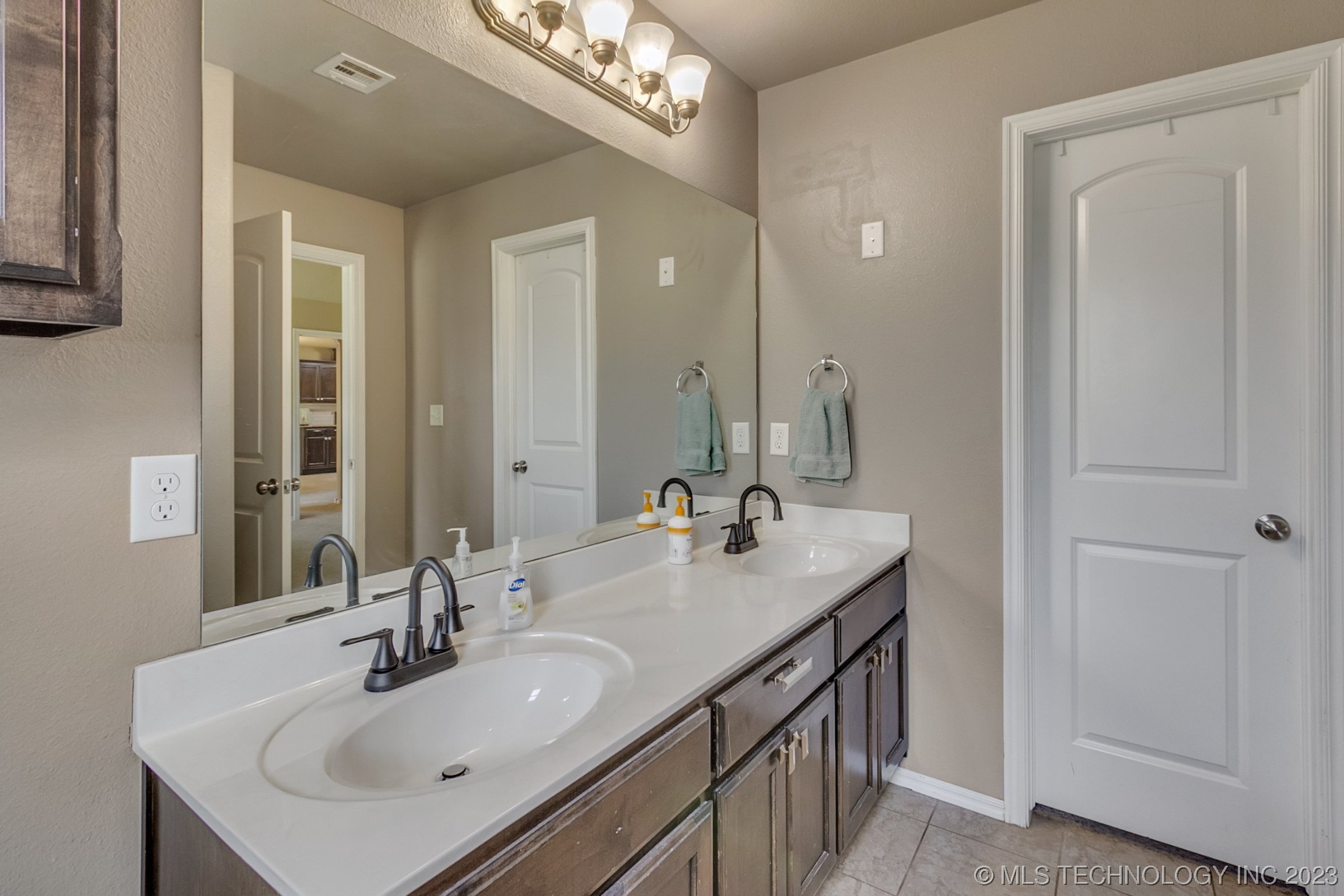 Photo 20 of 27 of 118 W 46th Street house