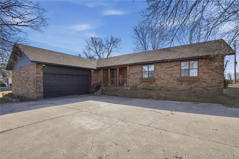 Photo of 602 Ridge Drive, Sallisaw, OK 74955 (MLS # 2605242)
