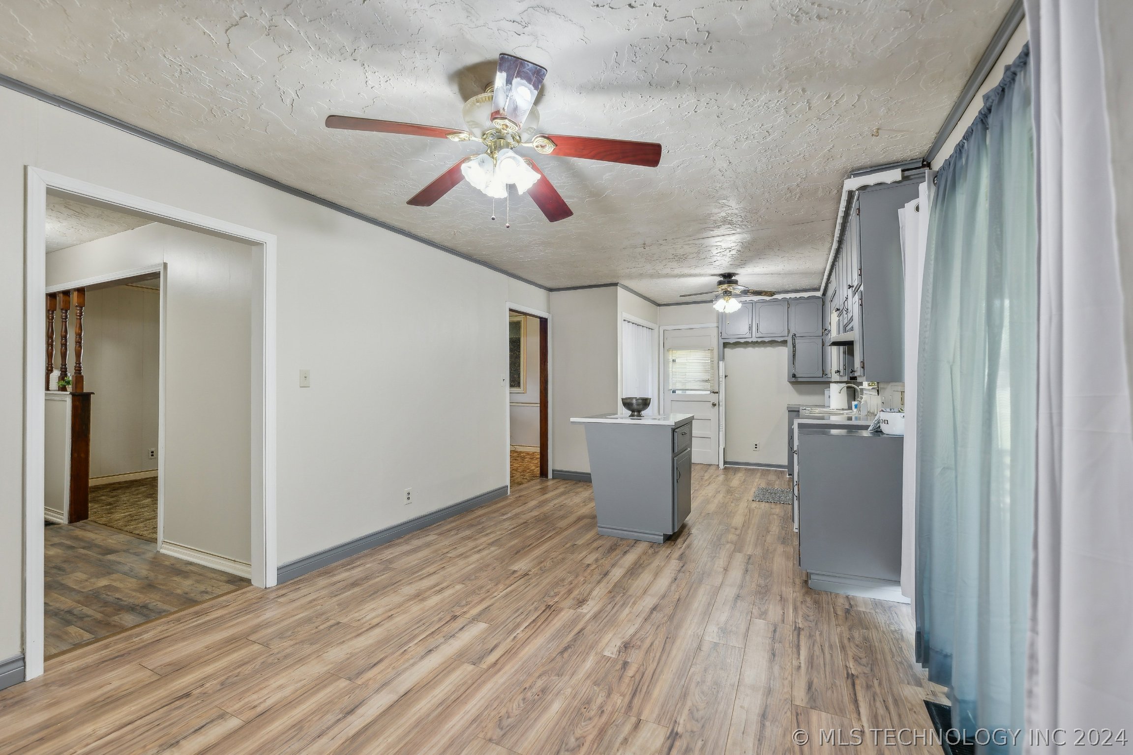 Photo 5 of 27 of 335 S Oak Street house