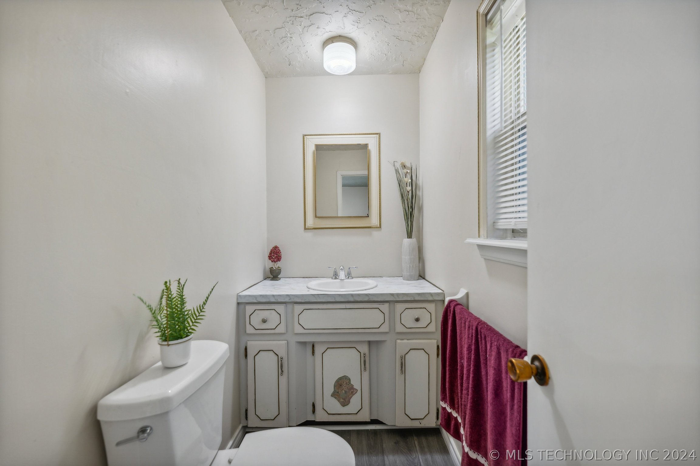 Photo 12 of 27 of 335 S Oak Street house