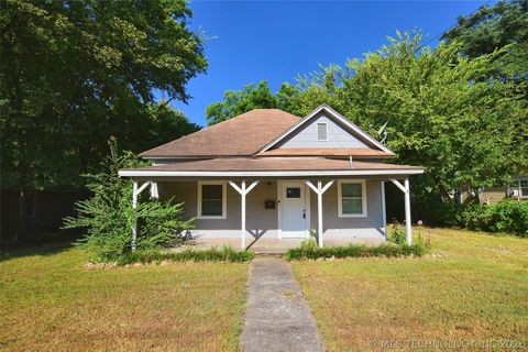 Photo of 802 S College Avenue, Tahlequah, OK 74464 (MLS # 2609310)