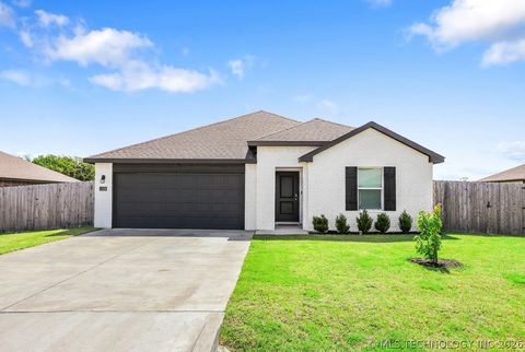 Photo of 1124 N Arapahoe AVE, Chouteau, OK 74337 (MLS # 2622547)