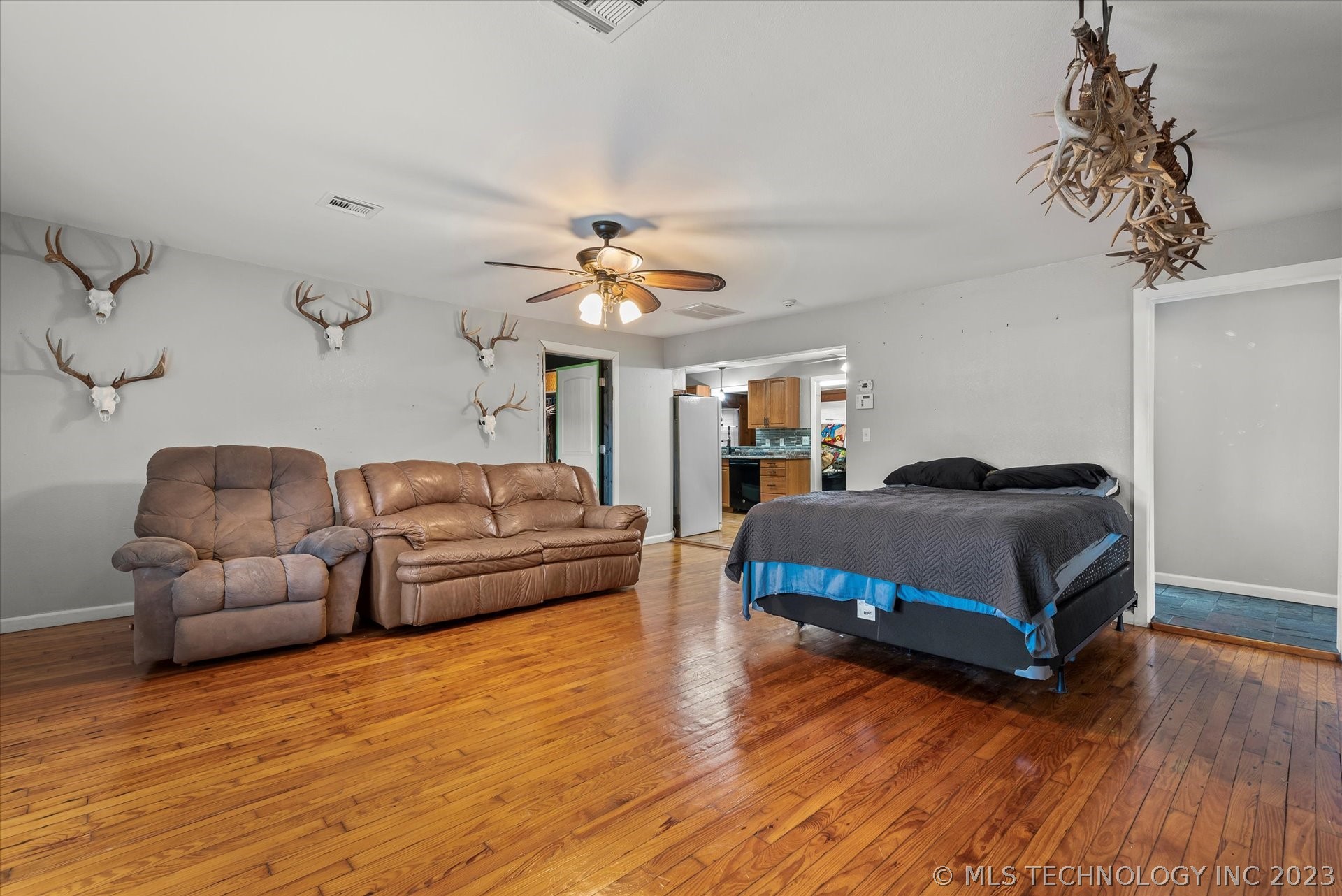 Photo 4 of 19 of 2410 E Durham Road house