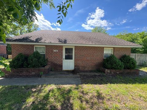 Photo of 321 N Seminole Avenue, Bartlesville, OK 74003 (MLS # 2617084)