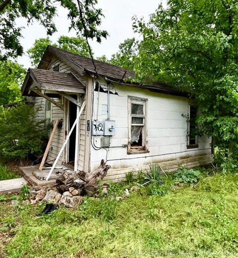 Photo of 408 E Osage AVE, Nowata, OK 74048 (MLS # 2638665)