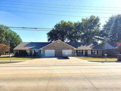 Photo of 1133 W 4th Street, Tahlequah, OK 74464 (MLS # 2541964)