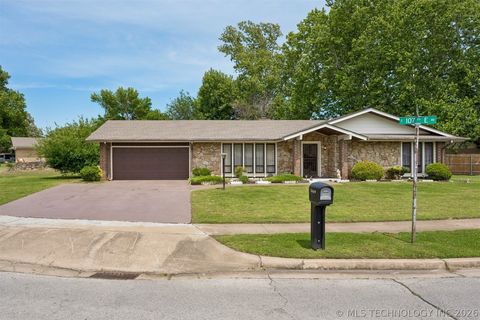 Photo of 2469 S 107th Avenue, Tulsa, OK 74129 (MLS # 2616307)