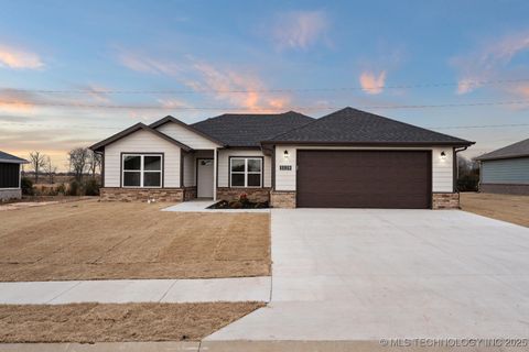 Photo of 1129 Center Court Circle, Grove, OK 74344 (MLS # 2550439)