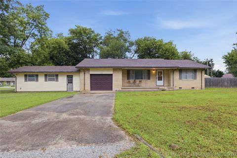 Photo of 119 W Ross Street, Locust Grove, OK 74352 (MLS # 2622788)
