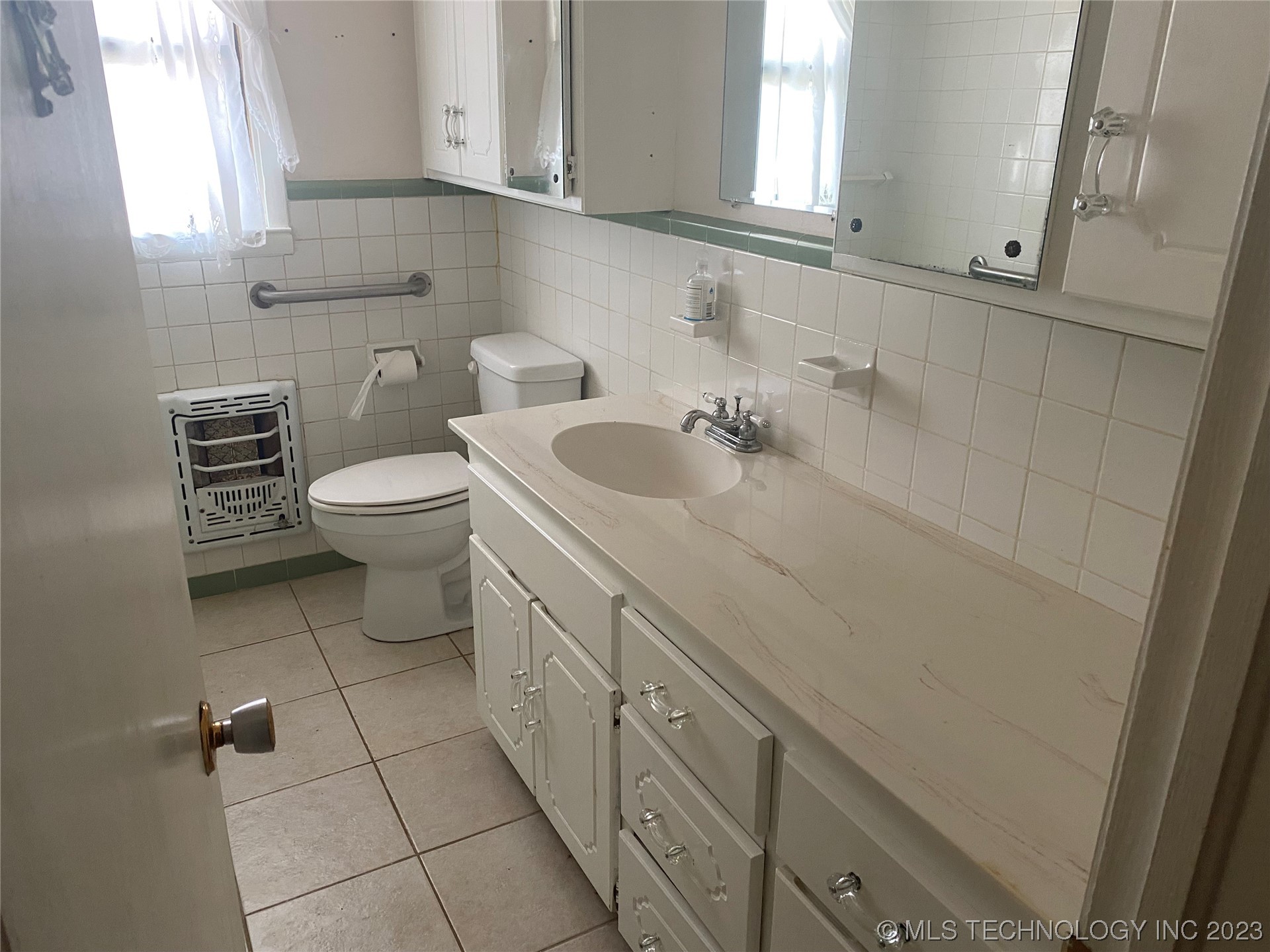 Photo 16 of 24 of 1718 W McAlester house