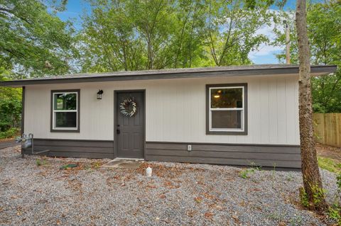 Photo of 249 W Patti June Street, Tahlequah, OK 74464 (MLS # 2547588)
