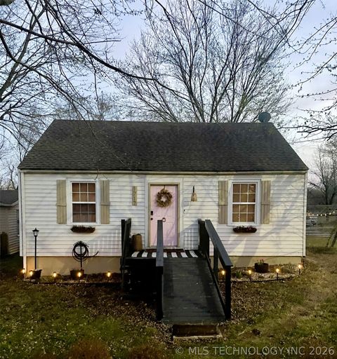 Photo of 1717 W Center Street, Collinsville, OK 74021 (MLS # 2607883)