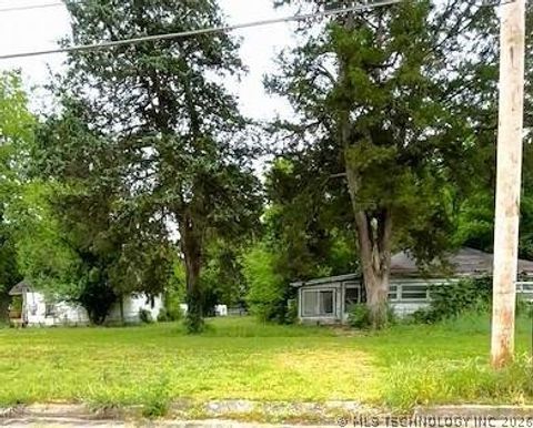 Photo of 408 E Osage AVE, Nowata, OK 74048 (MLS # 2623640)