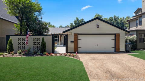 Photo of 14 E 26TH Street, Tulsa, OK 74114 (MLS # 2625108)