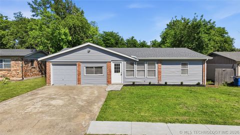 Photo of 1605 S 125th EastAvenue, Tulsa, OK 74128 (MLS # 2617473)