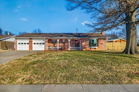Photo of 872 Concord Drive, Bartlesville, OK 74006 (MLS # 2604384)