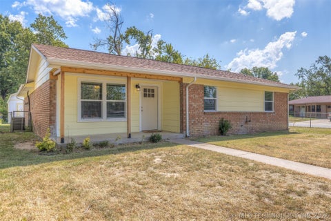 Photo of 2439 S 123rd East Ave Avenue E, Tulsa, OK 74129 (MLS # 2616716)