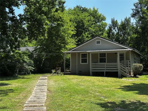 Photo of 747 S Bluff Avenue W, Tahlequah, OK 74464 (MLS # 2619131)