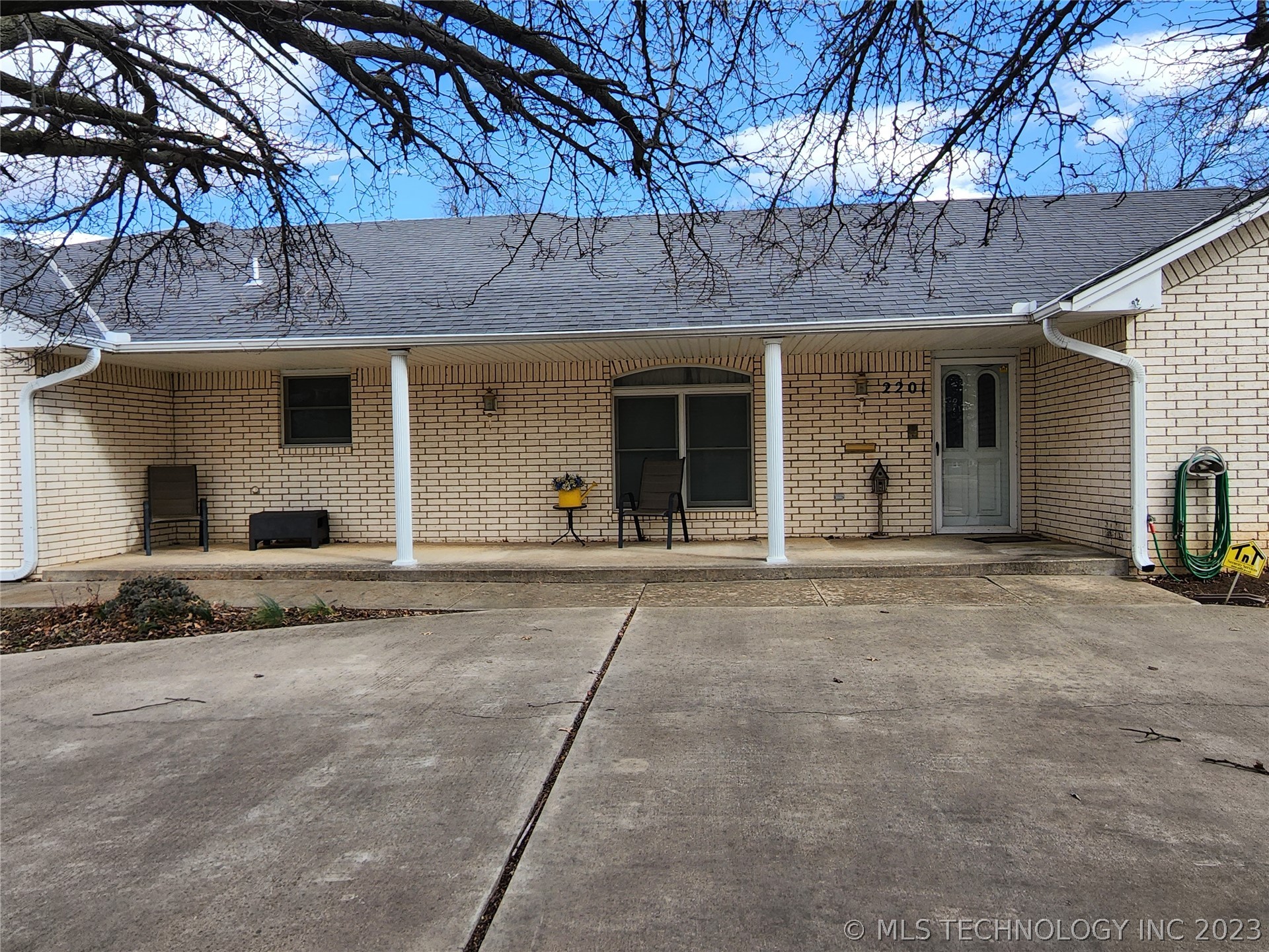 Photo 11 of 23 of 2201 N Broadway Avenue house