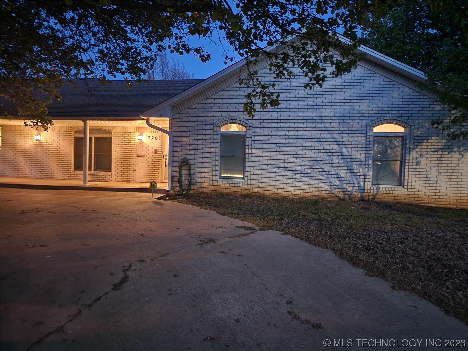Photo 1 of 23 of 2201 N Broadway Avenue house