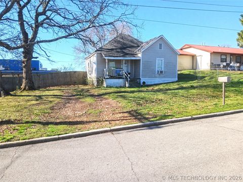 Photo of 715 W Keetoowah Street, Tahlequah, OK 74464 (MLS # 2609140)