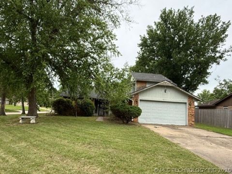 Photo of 100 S Crabtree Road, Muskogee, OK 74403 (MLS # 2622249)