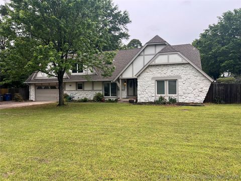 Photo of 5717 E 97th Place S, Tulsa, OK 74137 (MLS # 2616296)