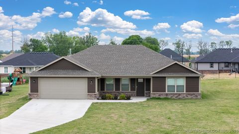 Photo of 1100 Center Court Circle, Grove, OK 74344 (MLS # 2618898)