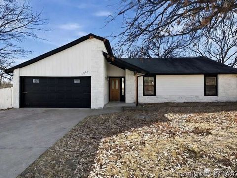 Photo of 2806 W 70th Street, Tulsa, OK 74132 (MLS # 2616808)