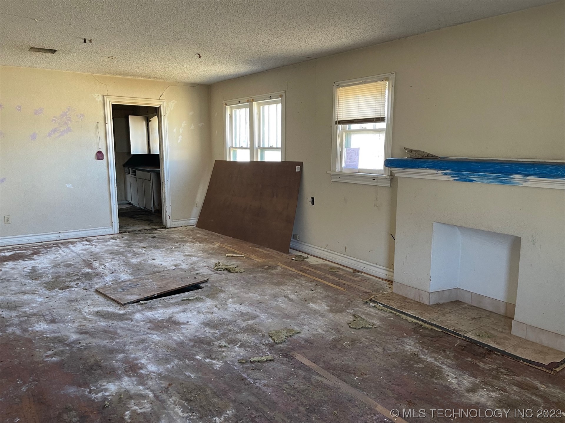 Photo 6 of 22 of 1516 NW Lake Avenue house