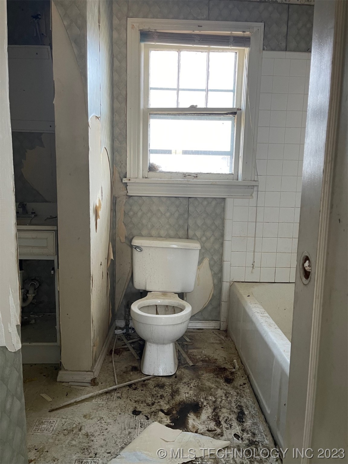 Photo 9 of 22 of 1516 NW Lake Avenue house