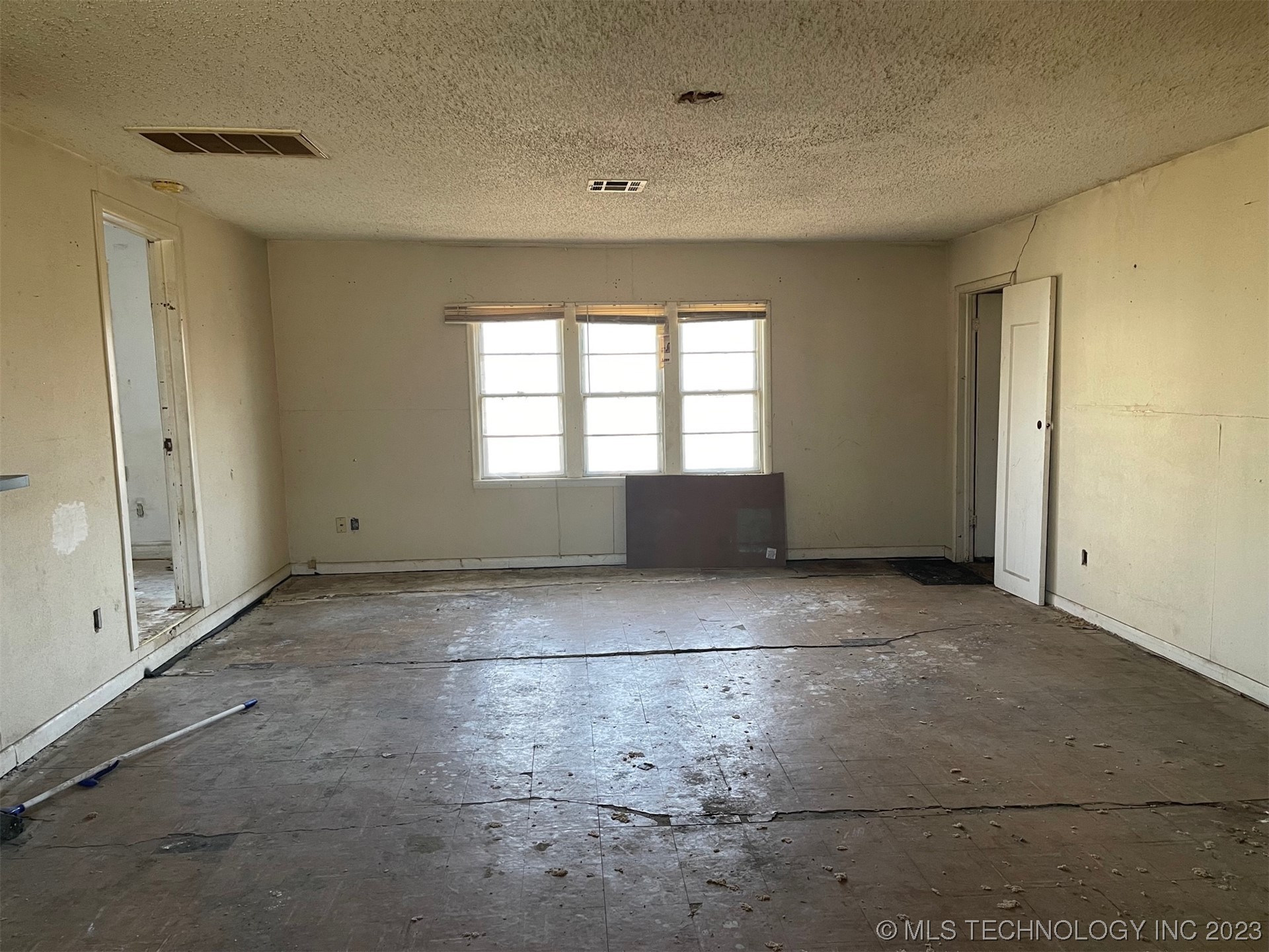 Photo 13 of 22 of 1516 NW Lake Avenue house