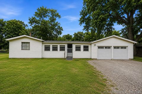 Photo of 6425 W 6th Street, Sand Springs, OK 74127 (MLS # 2620598)