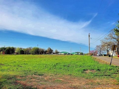 Photo of 600 Sooner Drive, Tahlequah, OK 74464 (MLS # 2542748)