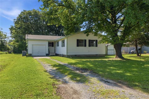 Photo of 705 S State Street, Wagoner, OK 74467 (MLS # 2624830)