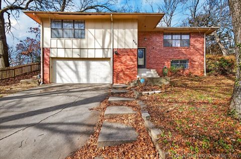 Photo of 809 Whippoorwill Court, Bartlesville, OK 74006 (MLS # 2604327)
