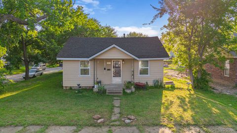 Photo of 1001 N Choctaw Street, Dewey, OK 74029 (MLS # 2625279)