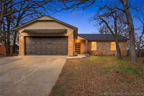 Photo of 1122 S Division Street, Sapulpa, OK 74066 (MLS # 2608013)