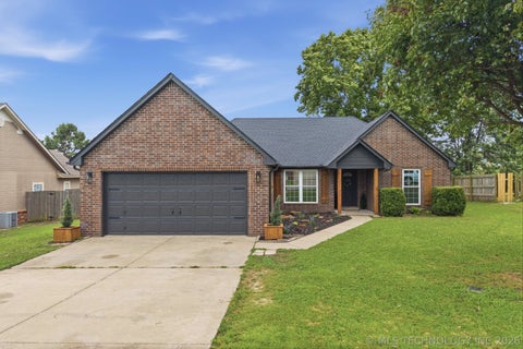 Photo of 1004 W Beech Street, Skiatook, OK 74070 (MLS # 2622180)