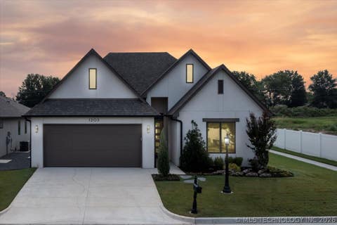 Photo of 1203 N 71st Place, Broken Arrow, OK 74014 (MLS # 2621502)