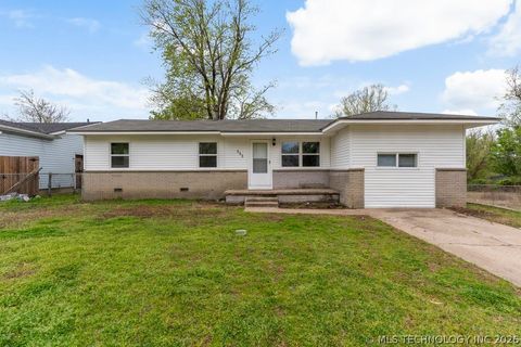 Photo of 552 E 55th Place N, Tulsa, OK 74126 (MLS # 2607242)