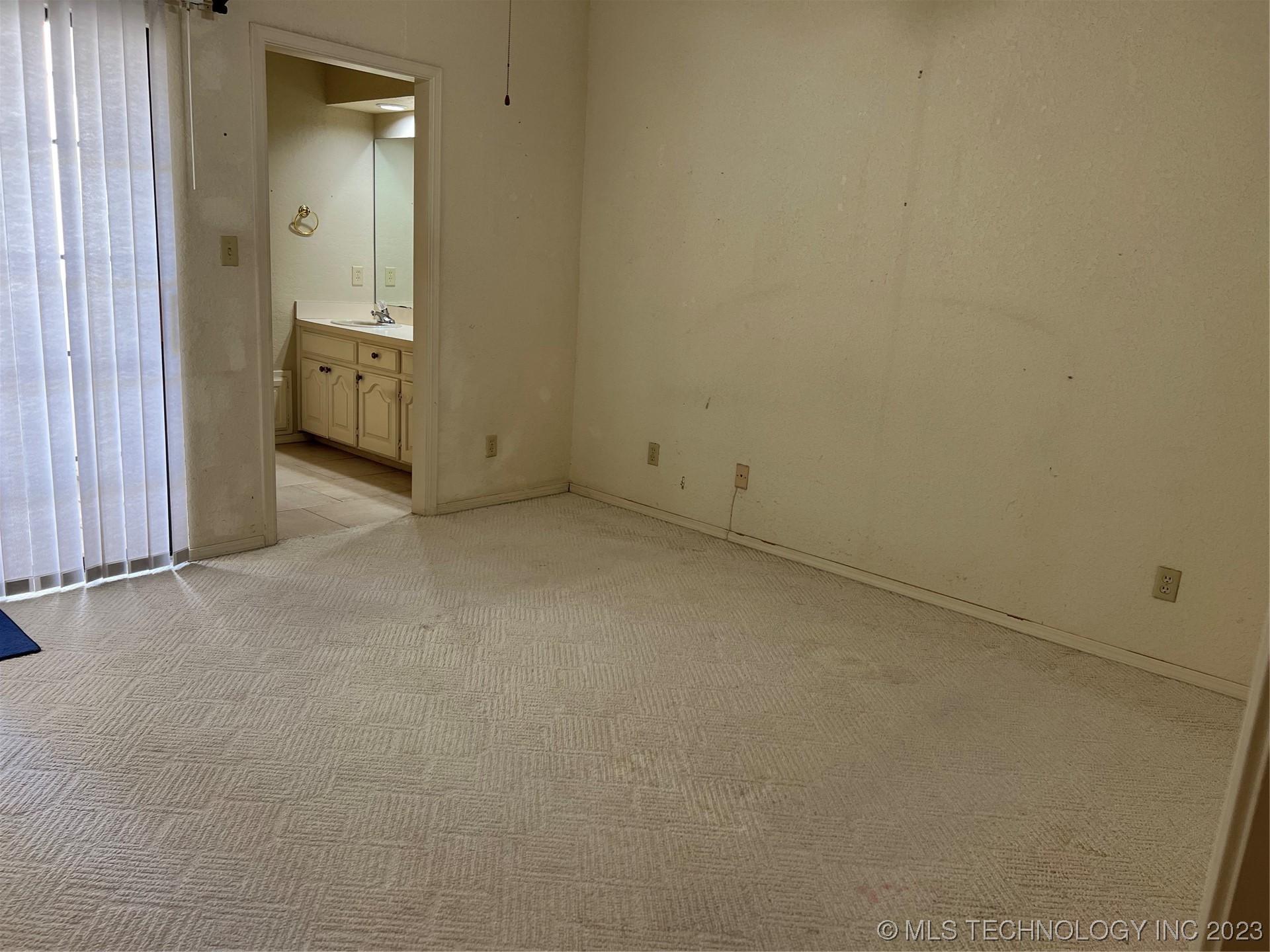 Photo 17 of 27 of 902 S Franklin Drive townhome