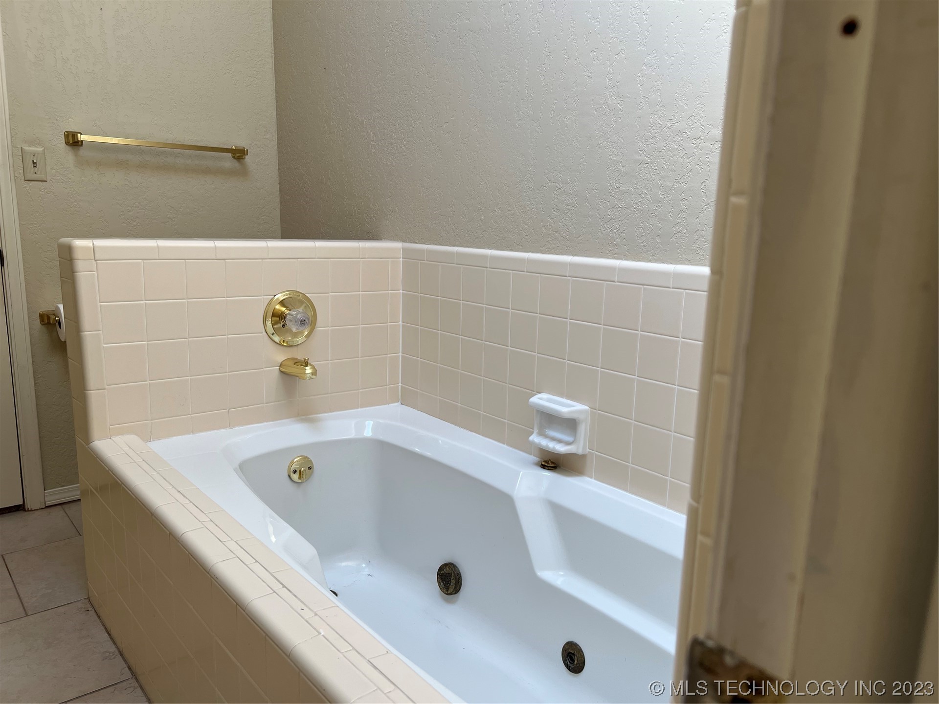 Photo 20 of 27 of 902 S Franklin Drive townhome