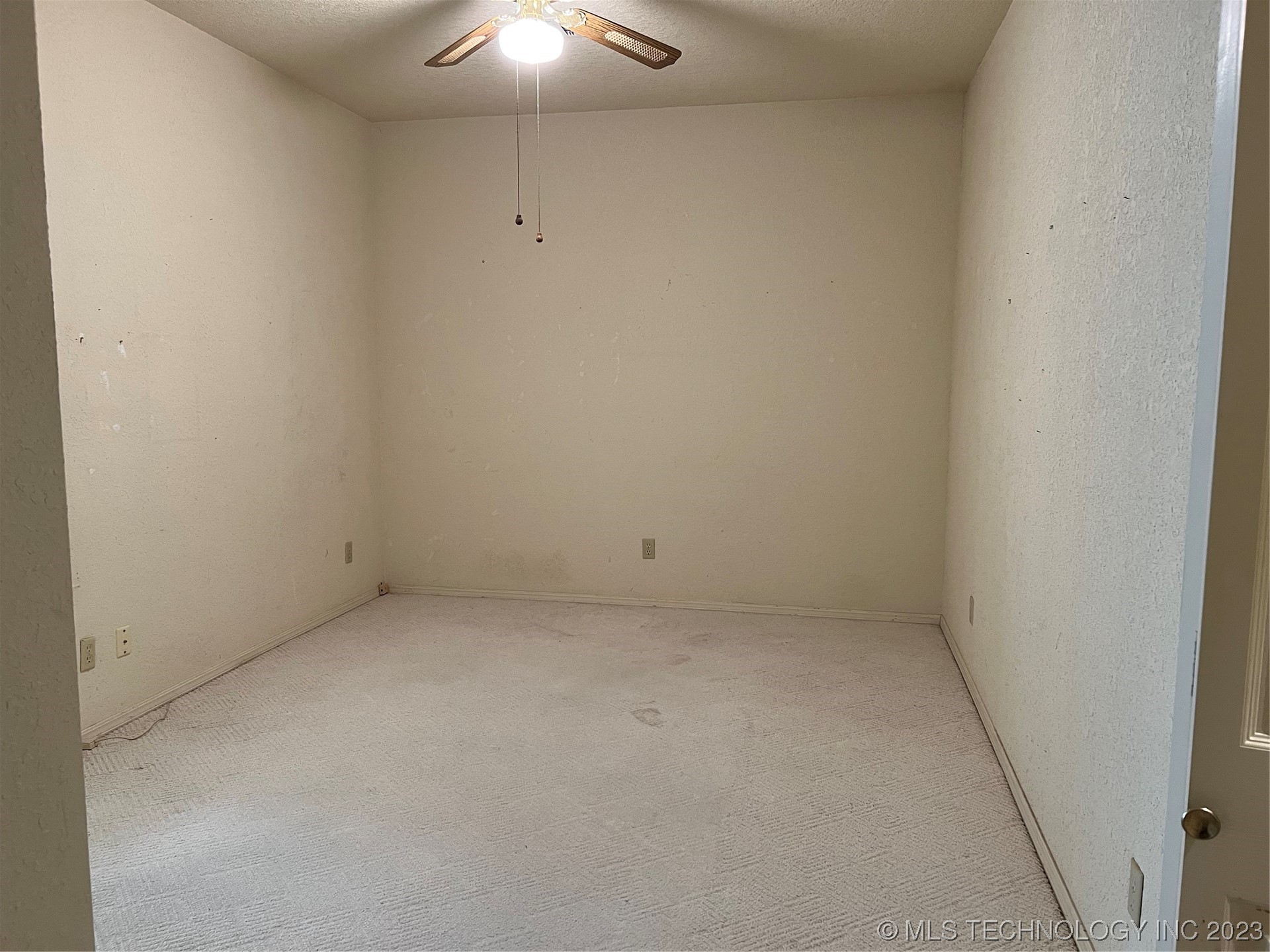 Photo 14 of 27 of 902 S Franklin Drive townhome